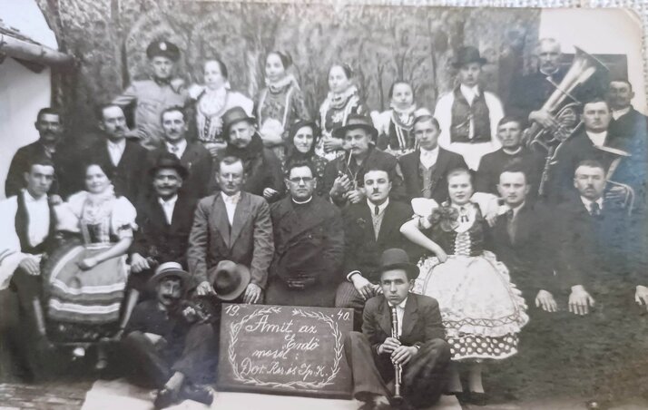 1940-ből való doroszlói felvétel, az Amit az erdő mesél című előadás szereplőiről – A színdarabokban már akkoriban is közreműködtek helyi zenészeszek (Turkály Franciska archívumából) 1940-ből való doroszlói felvétel, az Amit az erdő mesél című előadás szereplőiről – A színdarabokban már akkoriban is közreműködtek helyi zenészeszek (Turkály Franciska archívumából)