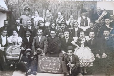 1940-ből való doroszlói felvétel, az Amit az erdő mesél című előadás szereplőiről – A színdarabokban már akkoriban is közreműködtek helyi zenészeszek (Turkály Franciska archívumából)
