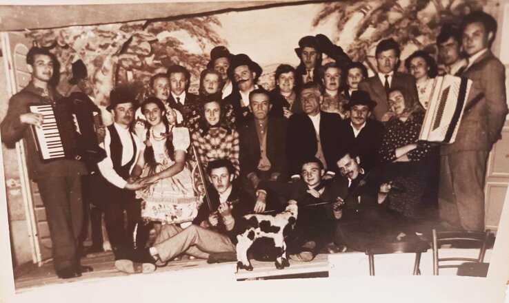 A falu gyöngye című, doroszlói előadás közreműködőiről készült csoportkép (Dosztán Katalin archívumából)