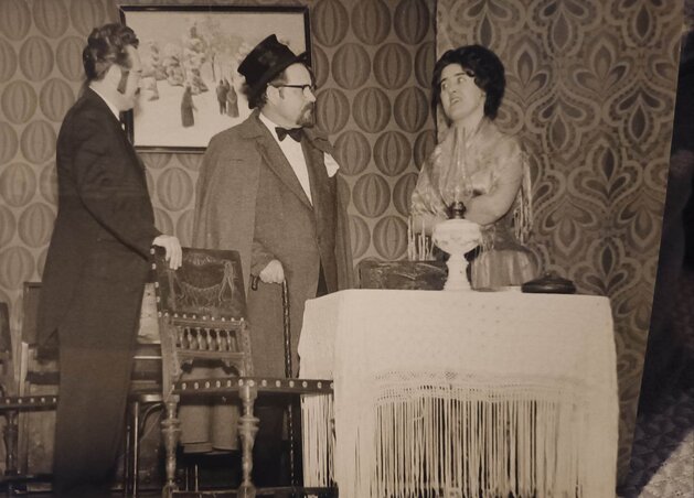 Ibsen Nórája a doroszlói pedagógusok előadásában került színpadra, Szalai János rendezésében, korhű jelmezek felhasználásával (Szalai János archívumából) Ibsen Nórája a doroszlói pedagógusok előadásában került színpadra, Szalai János rendezésében, korhű jelmezek felhasználásával (Szalai János archívumából)
