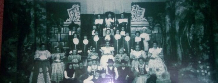 A nagy sikerű kupuszinai Mézeskalács című előadás, 1952- ből (Archív fotó a kupuszinai kiállítás anyagából) A nagy sikerű kupuszinai Mézeskalács című előadás, 1952- ből (Archív fotó a kupuszinai kiállítás anyagából)