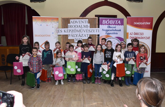 A díjazott óvodások és kisiskolások (Fotó: Petőfi Sándor Magyar Kultúrkör) A díjazott óvodások és kisiskolások (Fotó: Petőfi Sándor Magyar Kultúrkör)