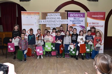 A díjazott óvodások és kisiskolások (Fotó: Petőfi Sándor Magyar Kultúrkör)