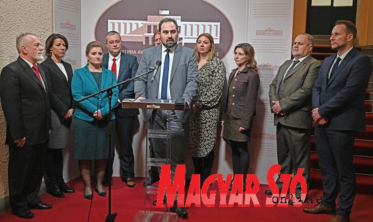 A Vajdasági Magyar Szövetség tartományi képviselői nyilatkoznak a sajtónak (Ótos András felvétele) A Vajdasági Magyar Szövetség tartományi képviselői nyilatkoznak a sajtónak (Ótos András felvétele)