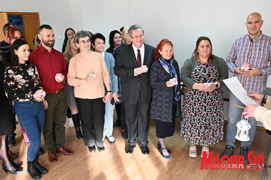 A Magyar Szó újvidéki székházába érkezett betlehemi békeláng (Ótos András felvétele)
