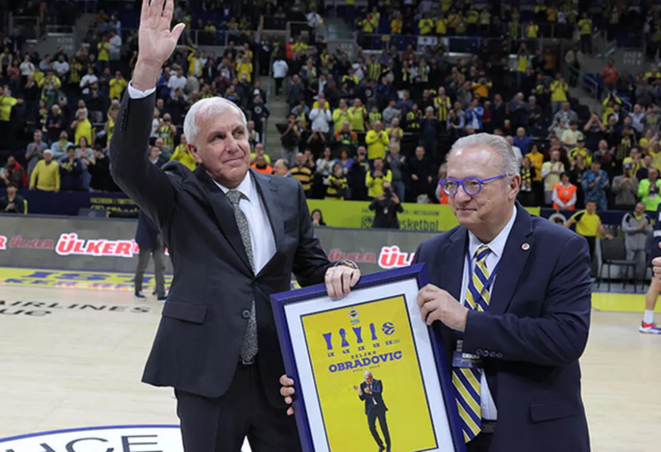 A Fenerbahçe megajándékozta a hét sikeres szezont náluk töltő Obradovićot (Fotó: Hürriyet) A Fenerbahçe megajándékozta a hét sikeres szezont náluk töltő Obradovićot (Fotó: Hürriyet)