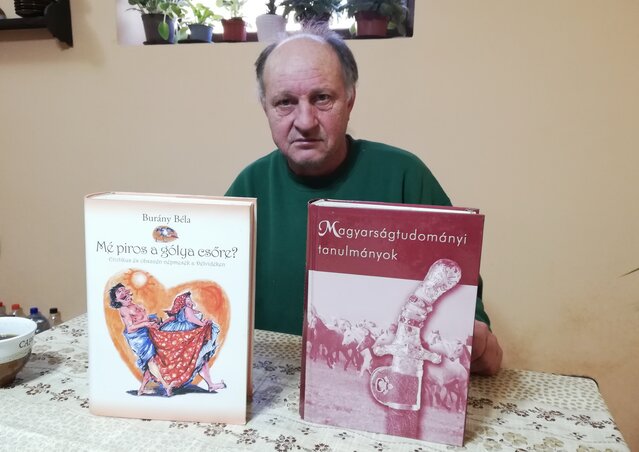 Komáromi Sándor két olyan kiadvány mellett, amit munkatársaival a nyomdában készített Komáromi Sándor két olyan kiadvány mellett, amit munkatársaival a nyomdában készített
