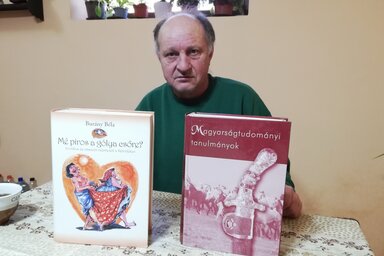 Komáromi Sándor két olyan kiadvány mellett, amit munkatársaival a nyomdában készített