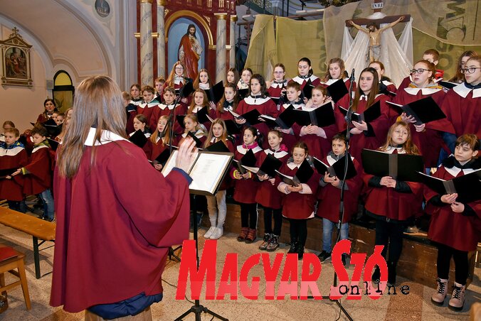 A Szentháromság Gyermekkórus születésnapi, Mikulás-váró koncertje az adai katolikus templomban