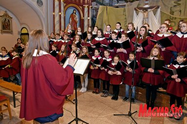 A Szentháromság Gyermekkórus születésnapi, Mikulás-váró koncertje az adai katolikus templomban