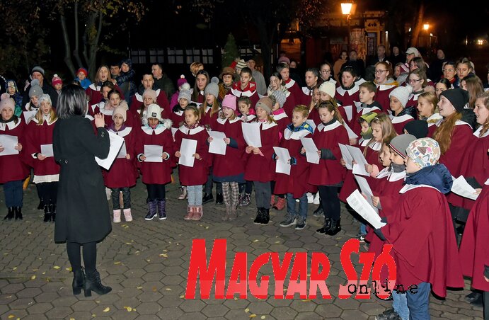 A gyermekkórus hangversenye gyertyagyújtáskor az adventi koszorúnál Adán A gyermekkórus hangversenye gyertyagyújtáskor az adventi koszorúnál Adán