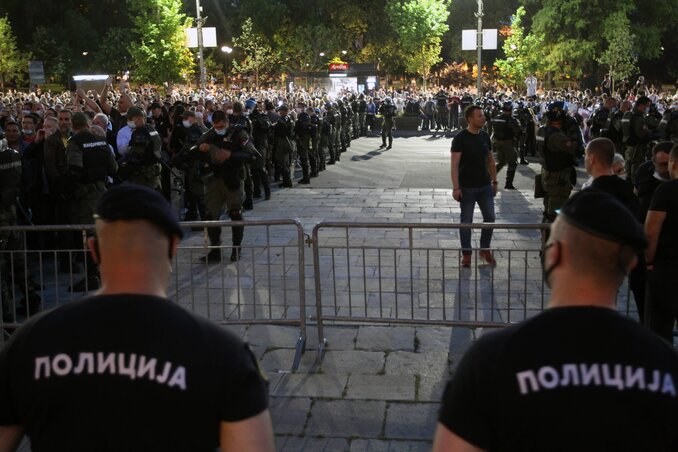 A rohamrendőrség állt sorfalat hétfőn este a Dveri és a SZHP támogatói között (Fotó: Beta) A rohamrendőrség állt sorfalat hétfőn este a Dveri és a SZHP támogatói között (Fotó: Beta)