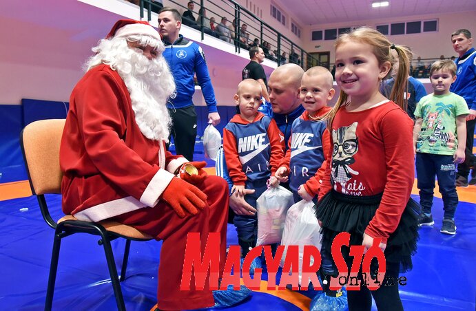 A Télapó Magyarkanizsán serénykedik (Gergely Árpád felvétele)