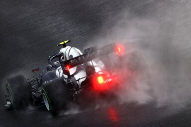 A felvert vízfüggöny komoly gondot okoz a mezőnynek (Fotó: FormulaSpy)