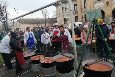 Minden asztalra jutott halászlé