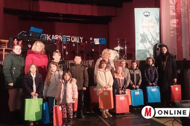A rajzpályázat díjazottjai a Falukarácsony ünnepségen vehették át ajándékaikat (Kazinczy Paszterkó Diana felvétele)