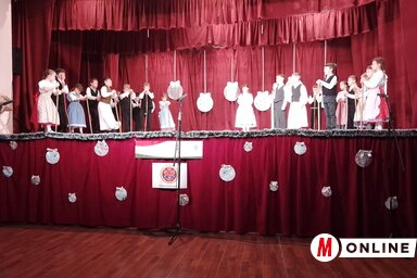 A néptánc- és népdalcsoportok tagjai szerkesztett műsoraikat mutatták be (Kancsár Izabella felvétele)