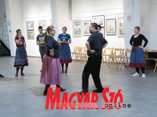 A Tűzrevalók tánccsoport próbája (Fotó: Albert Éva) A Tűzrevalók tánccsoport próbája (Fotó: Albert Éva)
