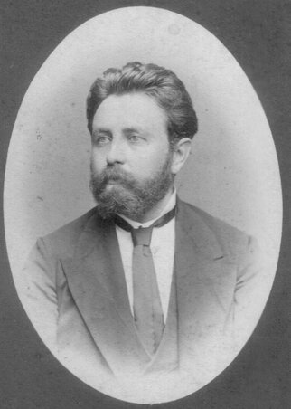 A szabadkai Samko Manojlović (1844 – 1914) a palota építtetője (Fotó: subotickaistorija.wordpress.com) A szabadkai Samko Manojlović (1844 – 1914) a palota építtetője (Fotó: subotickaistorija.wordpress.com)