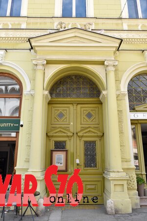 A palota díszes bejárati kapuja A palota díszes bejárati kapuja