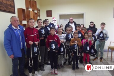 Csoportkép is készült a télapóval, az edzővel és a klub elnökével (Vidács Hajnalka felvétele)