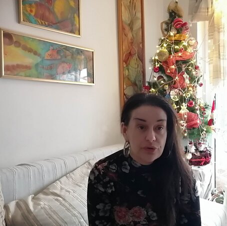 Janovics Erika (a falakon halmotívumos selyemképei), Fotó: Csík Mónika Janovics Erika (a falakon halmotívumos selyemképei), Fotó: Csík Mónika