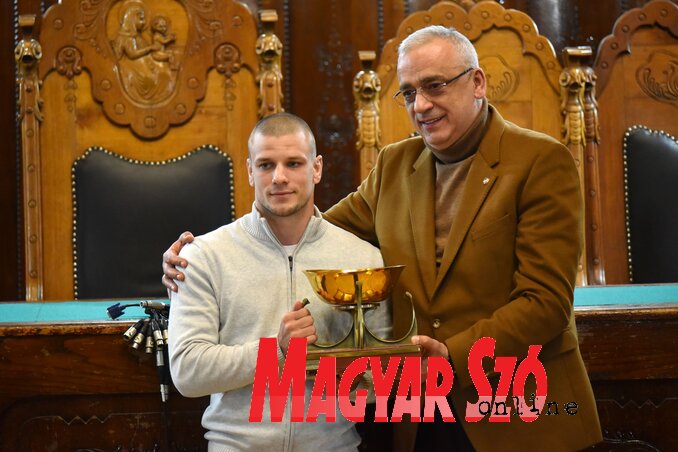 Nagy Szebasztián Stevan Bakićtól vette át az elismerést (Molnár Edvárd felvétele) Nagy Szebasztián Stevan Bakićtól vette át az elismerést (Molnár Edvárd felvétele)