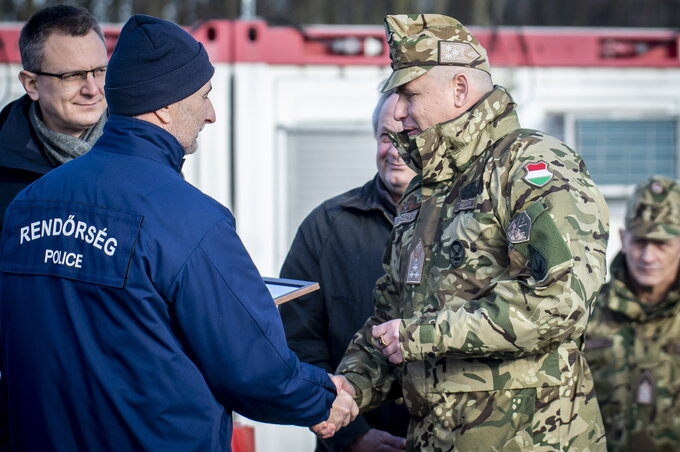 Balogh János rendőr altábornagy ajándékot ad át Ruszin-Szendi Romulusz altábornagynak (Fotó: MTI)
