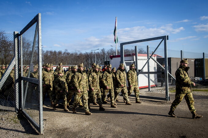 A katonák elhagyják a hercegszántói határvédelmi bázist (Fotó: MTI)