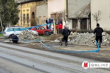 Az iskola előtt teljesen megújul a parkoló (Lakatos János felvétele)