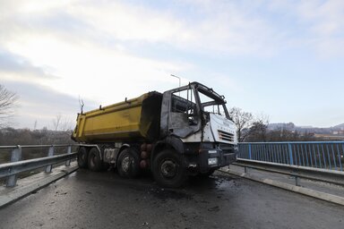 Barikádként szolgált kiégett kamion Kosovska Mitrovica egyik hídján. Hamarosan elvontatják (Fotó: AP via Beta )