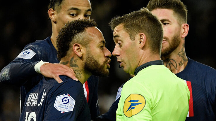 Neymar nem fogadta túl barátságosan, hogy Clément Turpin leküldte a pályáról (Fotó: goal.com) Neymar nem fogadta túl barátságosan, hogy Clément Turpin leküldte a pályáról (Fotó: goal.com)
