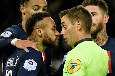 Neymar nem fogadta túl barátságosan, hogy Clément Turpin leküldte a pályáról (Fotó: goal.com)