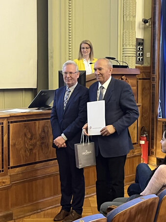 Az oklevelet prof. dr. Dušan Sladić, a Szerb Kémiai Társaság elnöke (balról) adta át Belgrádban dr. Csanádi Jánosnak (jobbról)