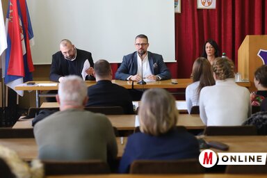 A testület új elnöke, Juhász Bálint átveszi posztját (Lakatos János felvétele)