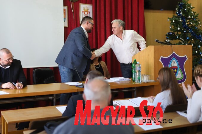 Marko Lazić polgármester gratulál az új képviselő-testületi elnöknek (Lakatos János felvétele)