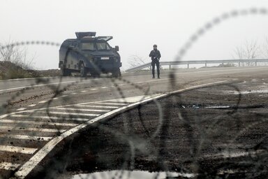 Koszovói rendőr a jarinjei átkelő közelében levő ellenőrzési ponton (Fotó: AP via Beta)