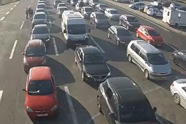 Határhelyzet dél körül Horgosnál, a Szerbiából való kilépésre szánt oldalon (Képernyőfelvétel)
