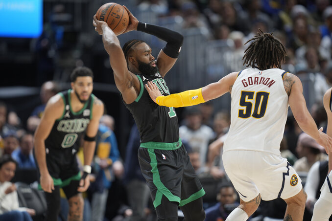 Jaylen Brown 30, Jayson Tatum (hátul) 25 pontot szórt, de ez kevés volt Denverben (Fotó: Beta/AP) Jaylen Brown 30, Jayson Tatum (hátul) 25 pontot szórt, de ez kevés volt Denverben (Fotó: Beta/AP)