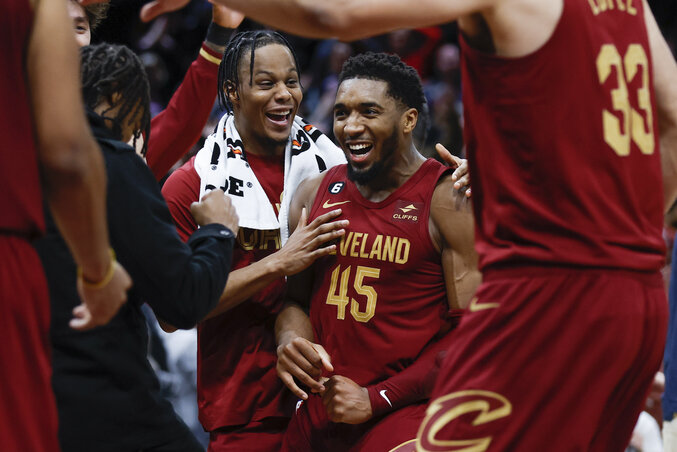 Mitchell LeBron James és Kyrie Irving clevelandi franchise-rekordját is átadta a múltnak (Fotó: Beta/AP) Mitchell LeBron James és Kyrie Irving clevelandi franchise-rekordját is átadta a múltnak (Fotó: Beta/AP)