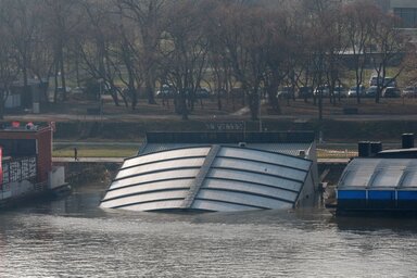 A félig vízbe merült étteremhajó (Fotó: Beta)