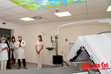 A korszerű felszerelés mellett a fiatal orvosok alkalmazása, valamint szakorvosi képzésük tervszerű megszervezése is fontos feladat (Dávid Csilla illusztrációja)