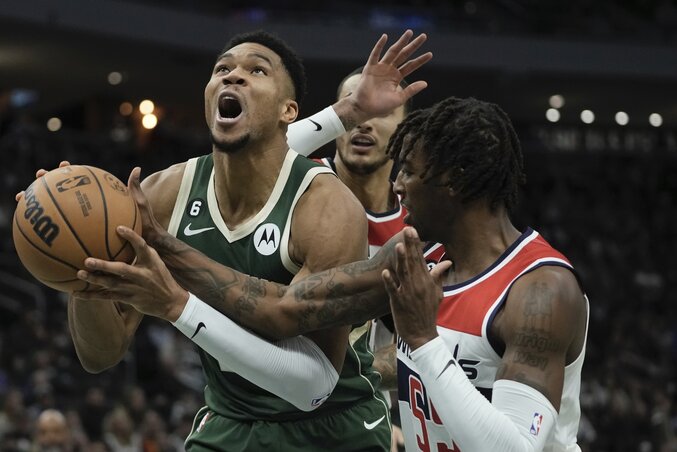 Delon Wright próbál szabályosan védekezni Antetokounmpón, sikertelenül… (Fotó: Beta/AP) Delon Wright próbál szabályosan védekezni Antetokounmpón, sikertelenül… (Fotó: Beta/AP)