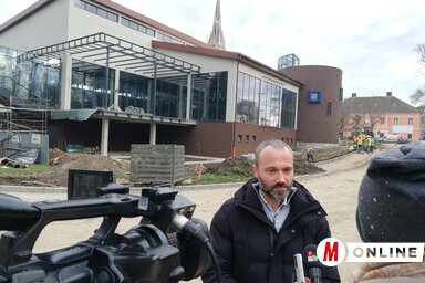 A polgármester megtekintette a munkálatokat az épülő medence körül (Tóth Péter felvétele)