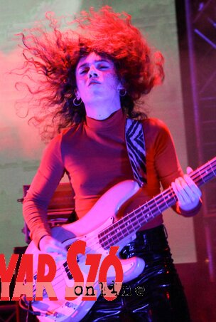 ...és Ana-Marija Cupin basszusgitáros és énekes (Fotó: Diósi Árpád) ...és Ana-Marija Cupin basszusgitáros és énekes (Fotó: Diósi Árpád)