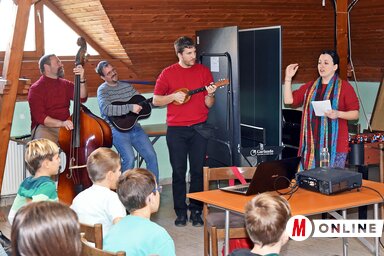 Bajsai, szerémségi és szentmihályi dalokat tanulnak (Fotó: Gergely Árpád)