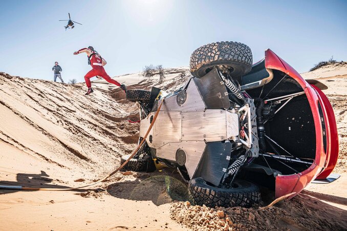 Loebék borulása volt a nap eseménye (Fotó: dakar.com)