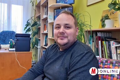 Csatlakozzanak a tartalmas kikapcsolódást nyújtó QuizNight topolyai játékához! – üzeni Tomik Nimród (Kazinczy Paszterkó Diana felvétele)