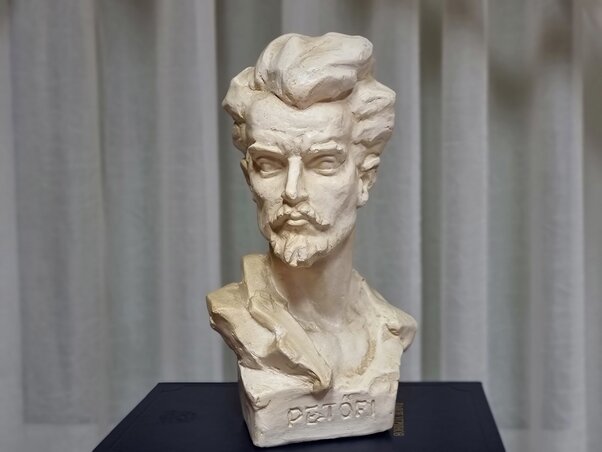 A Petőfi-szobor egyik gipszmásolata a szabadkai könyvtárban van (Puskás Károly felvétele) A Petőfi-szobor egyik gipszmásolata a szabadkai könyvtárban van (Puskás Károly felvétele)