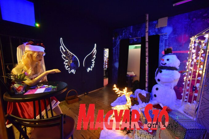 A neon szoba különböző fényekkel van berendezve, ahol jelenleg a téli hangulaton van a hangsúly (Molnár Edvárd felvétele) A neon szoba különböző fényekkel van berendezve, ahol jelenleg a téli hangulaton van a hangsúly (Molnár Edvárd felvétele)